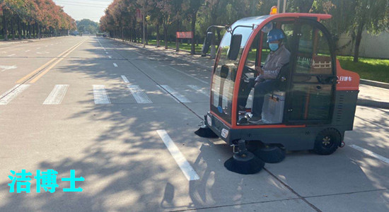 駕駛掃地車(chē)